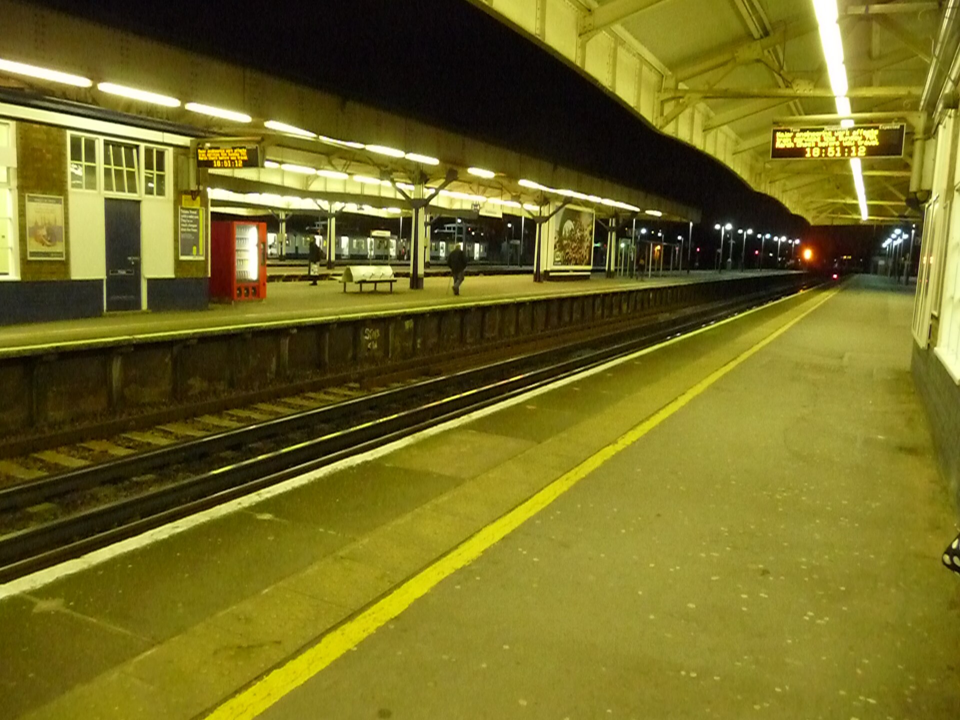 London , Wimbledon - Wimbledon Railway Station - geograph.org.uk - 1737898.jpg · Lewis Clarke · CC BY-SA 2.0