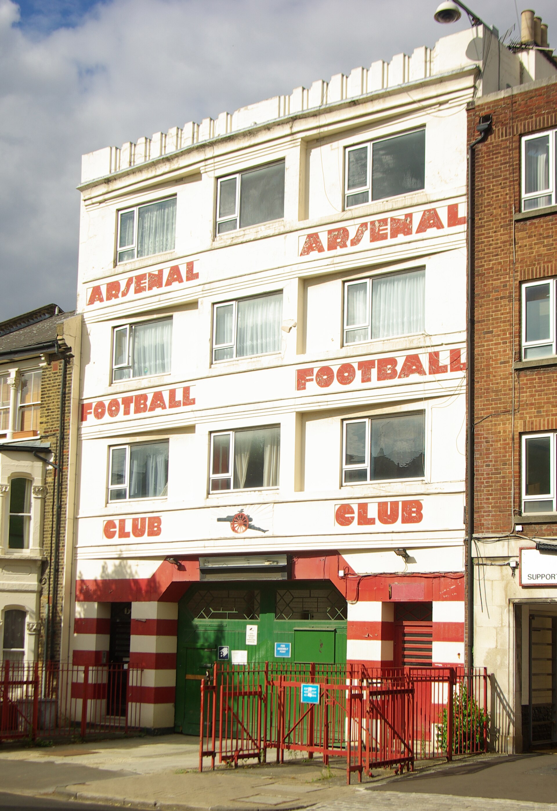 West Stand entrance, Arsenal Stadium, Highbury - geograph.org.uk - 1967580.jpg · Julian Osley · CC BY-SA 2.0