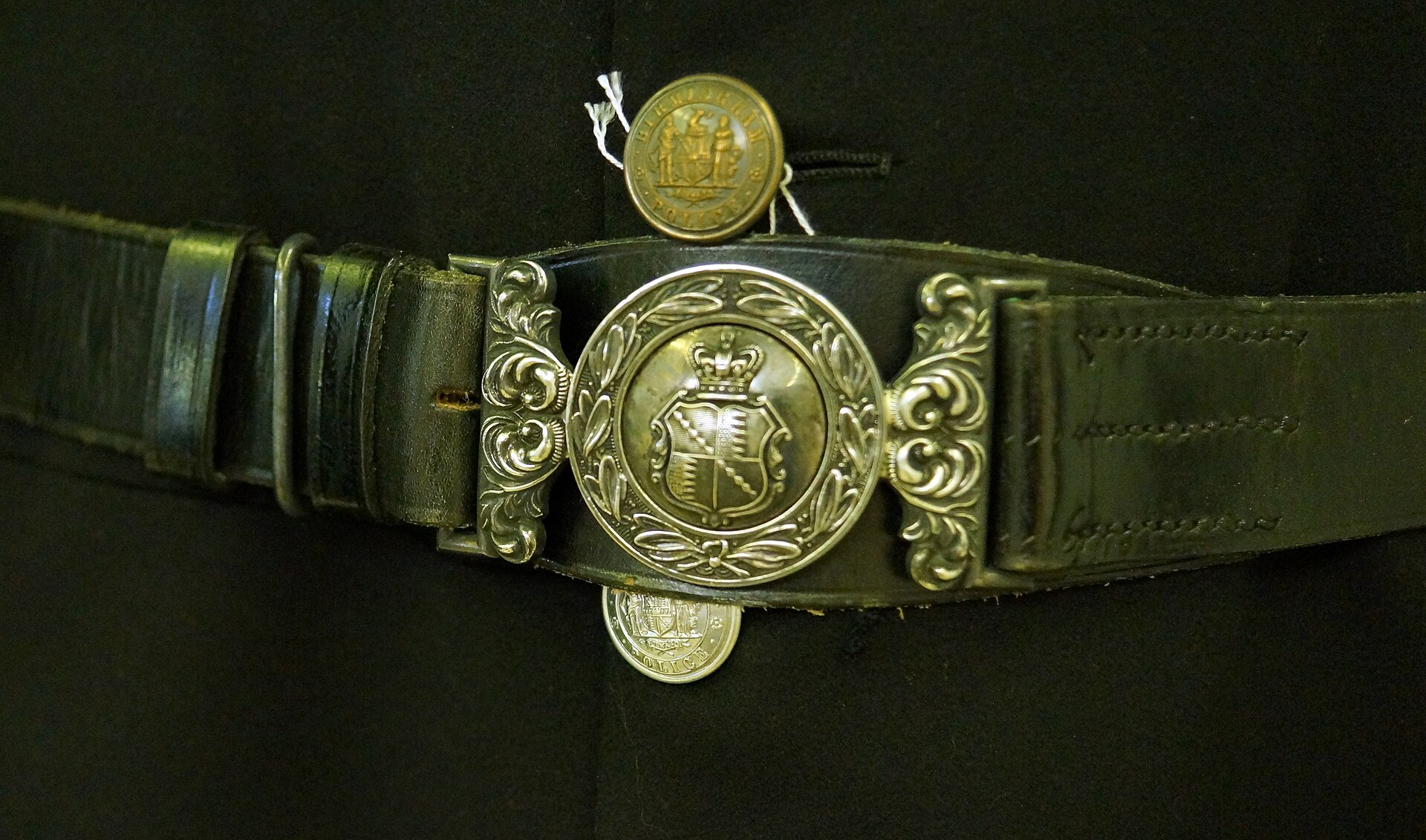 Early buckle showing rudimentary arms of Birmingham.jpg · Oosoom at English Wikipedia · CC BY-SA 3.0