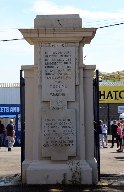 The Memorial Gates at the Memorial Stadium · Steve Daniels · CC BY-SA 2.0