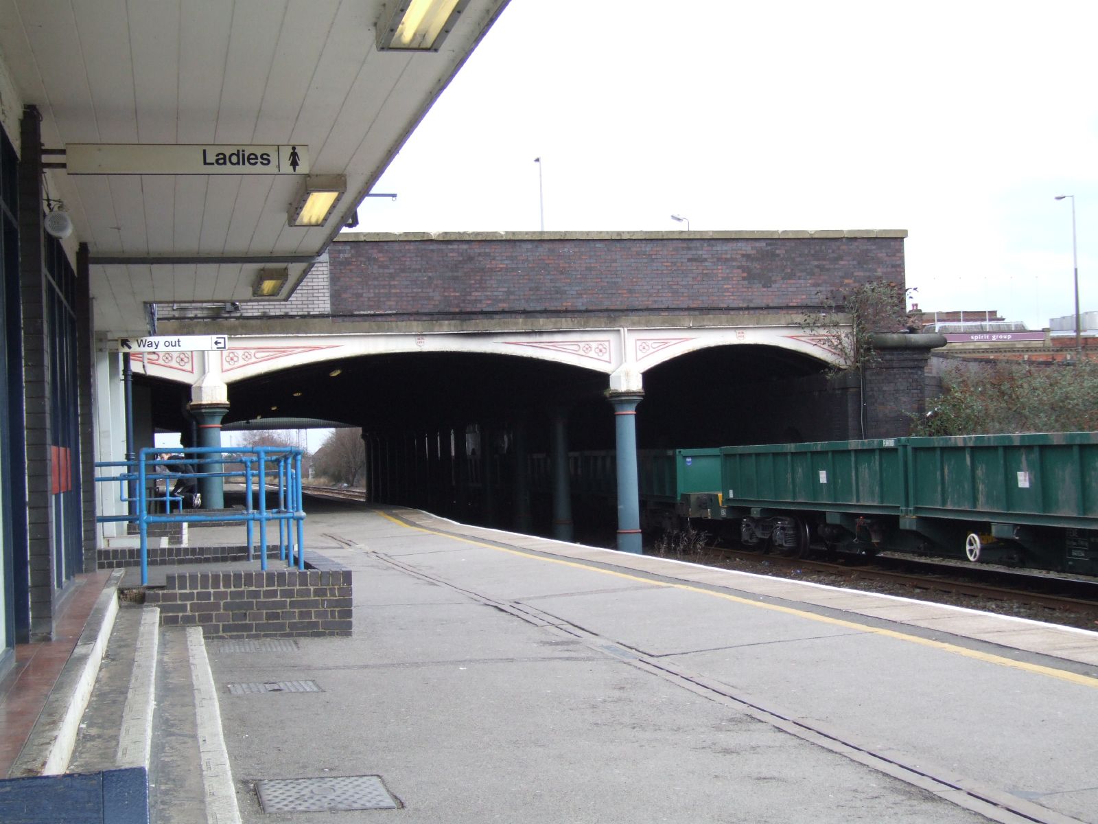 Burton upon Trent railway station platform in 2006.jpg · Phil Campbell from Midlands, England · CC BY 2.0