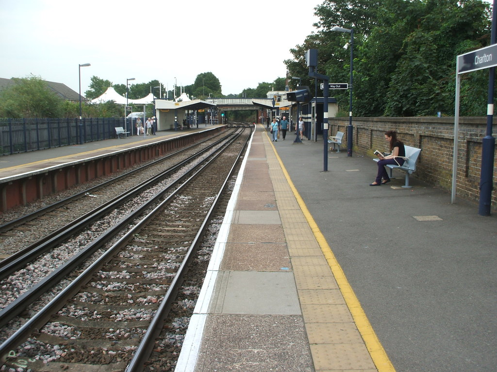 Charlton railway station, Greater London - geograph.org.uk - 3683478.jpg · Nigel Thompson · CC BY-SA 2.0