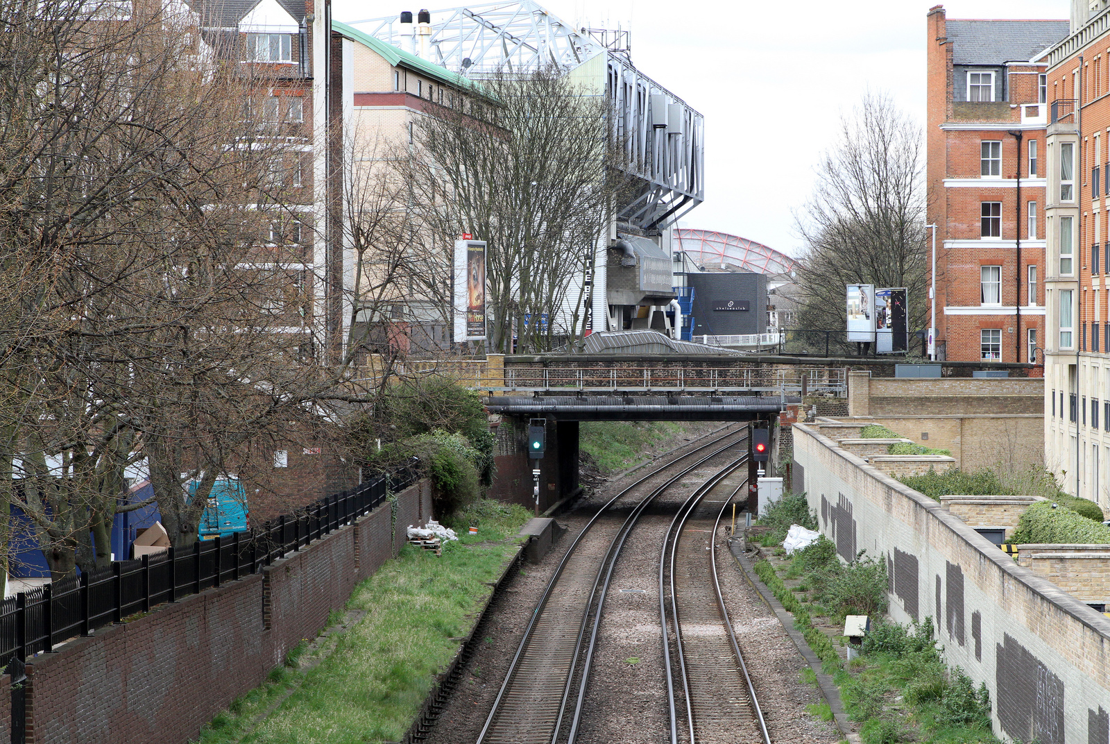 The West London Line (geograph 3420713).jpg · Martin Addison · CC BY-SA 2.0
