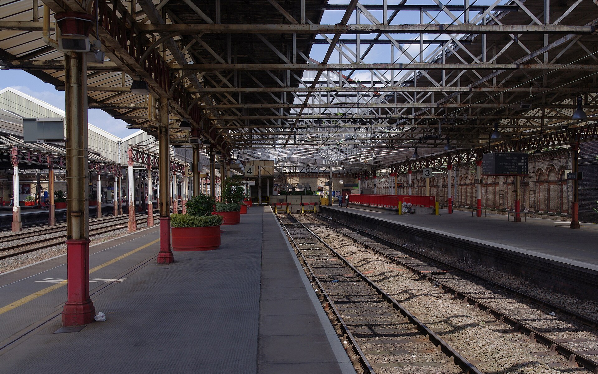 Crewe railway station MMB 03.jpg · mattbuck ( category ) · CC BY-SA 3.0