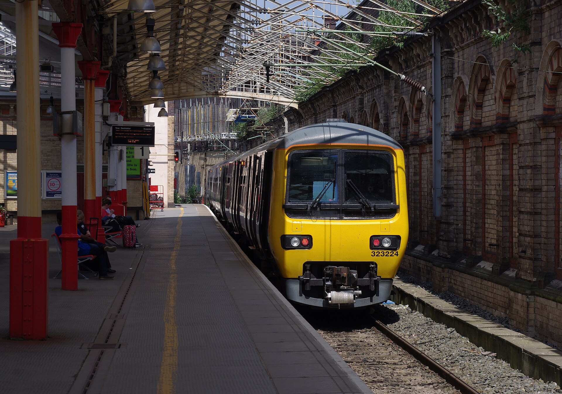 Crewe railway station MMB 05 323224.jpg · mattbuck ( category ) · CC BY-SA 3.0
