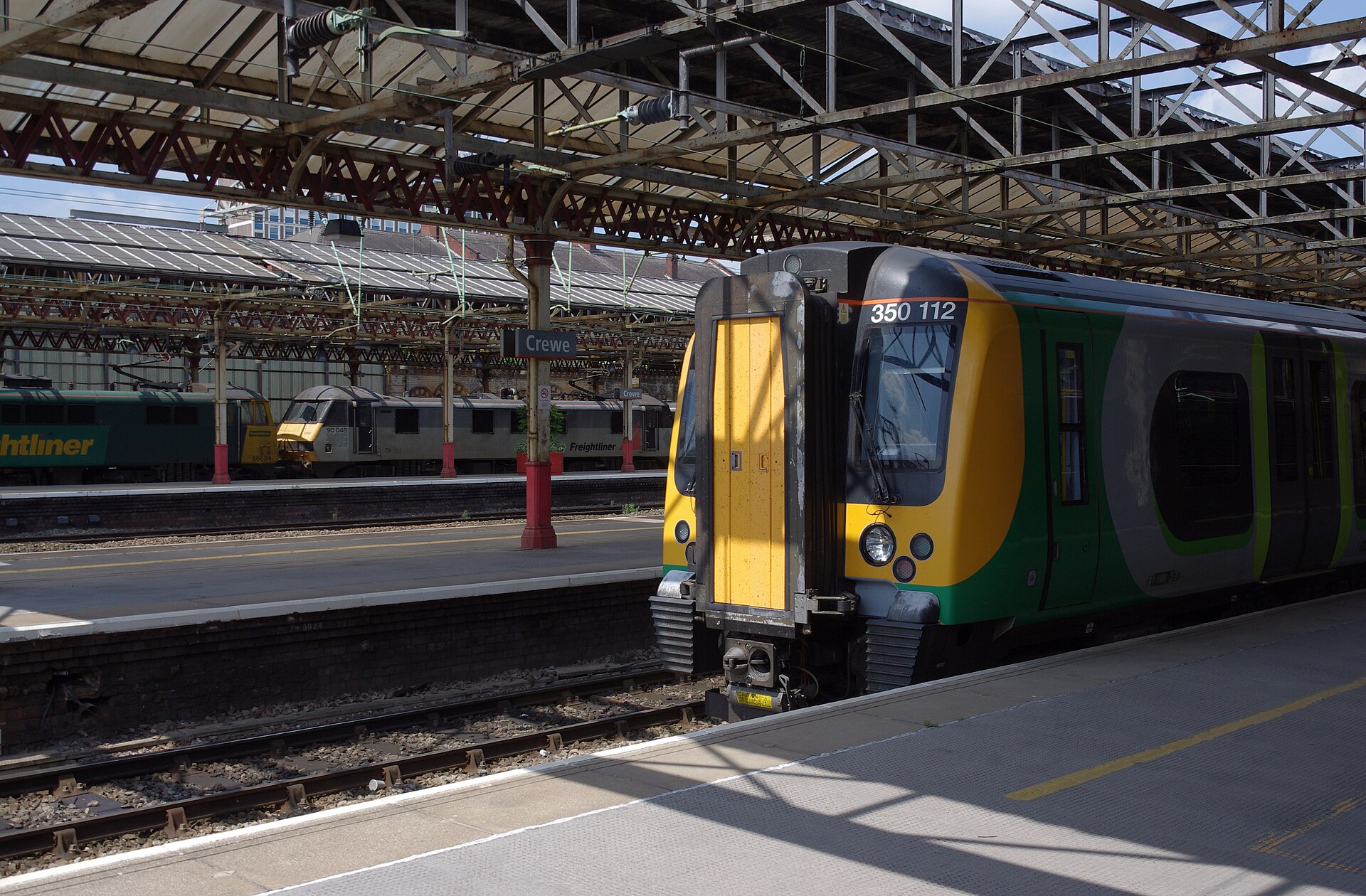 Crewe railway station MMB 07 350112 86604 90048.jpg · mattbuck ( category ) · CC BY-SA 3.0