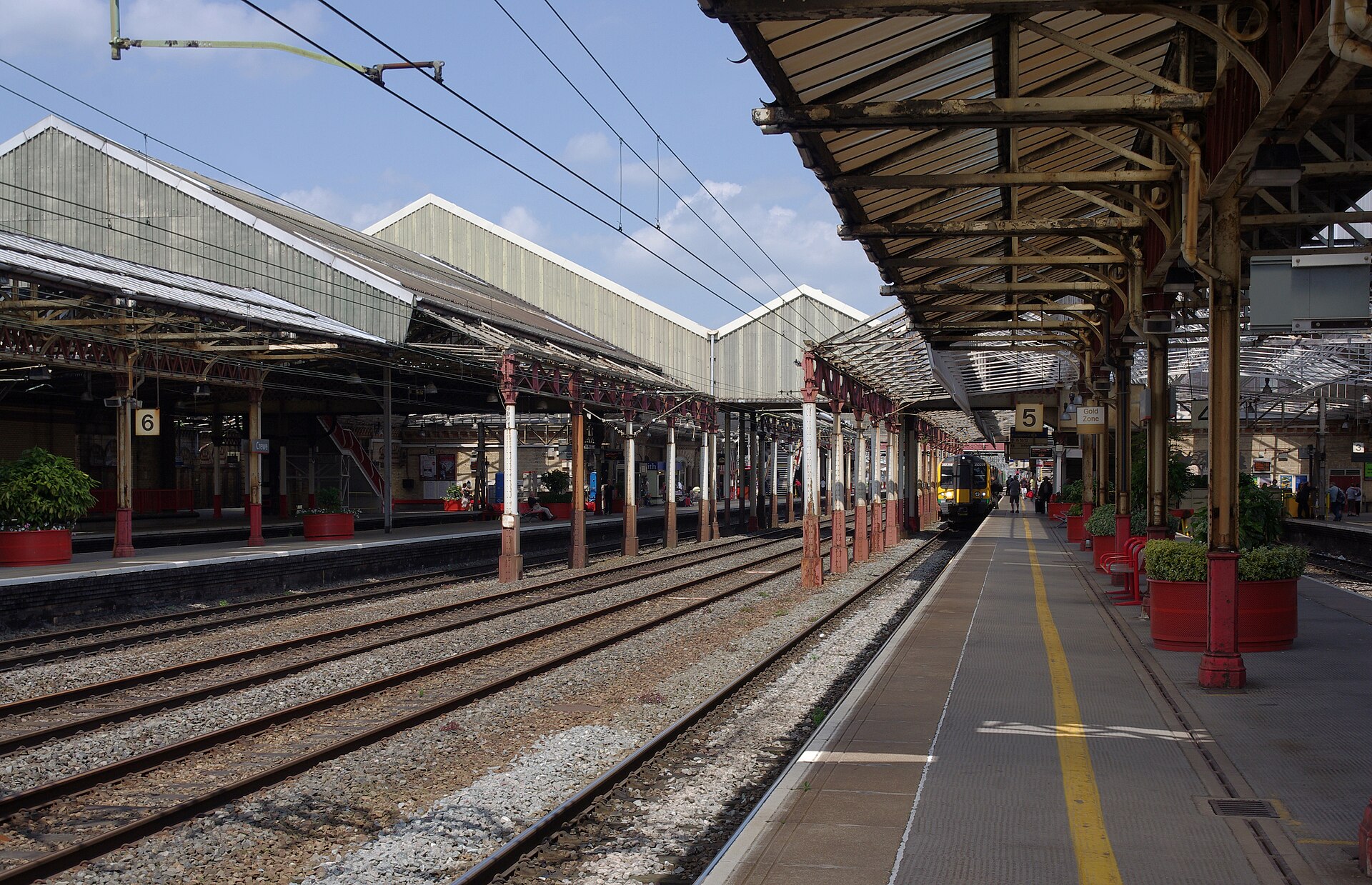 Crewe railway station MMB 02 350259.jpg · mattbuck ( category ) · CC BY-SA 3.0