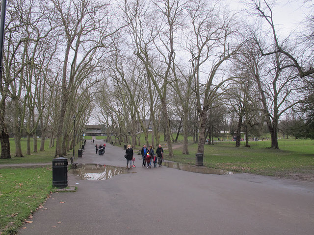 Crystal Palace Park: avenue · Stephen Craven · CC BY-SA 2.0