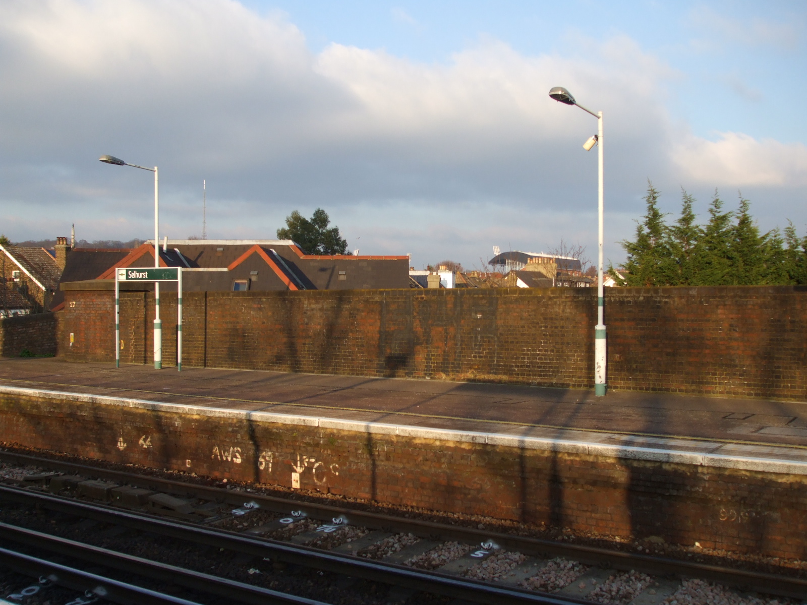 Selhurst station look to Selhurst Park.JPG · Sunil060902 · CC BY-SA 3.0