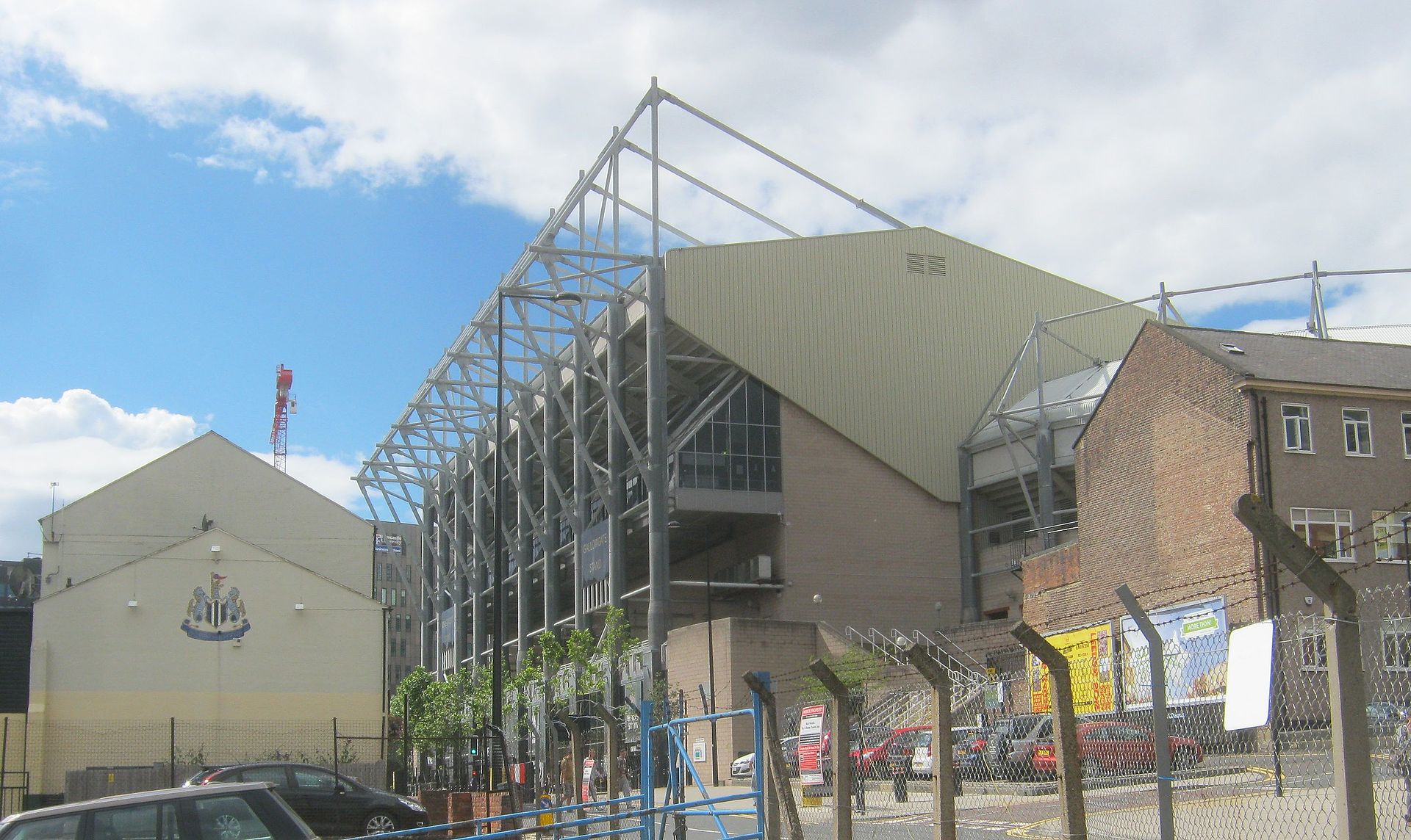 Gallowgate End, St James' Park, 12 August 2013.jpg · peter robinson · CC BY-SA 2.0