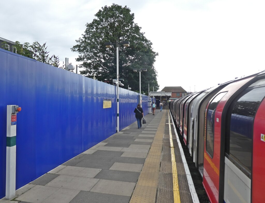 Leyton Railway Station - geograph.org.uk - 8111122.jpg · Roger Cornfoot · CC BY-SA 2.0