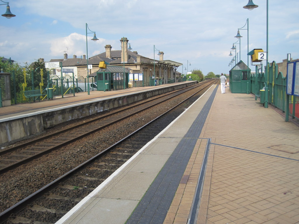 Mansfield (Town) railway station, Nottinghamshire - geograph.org.uk - 3784559.jpg · Nigel Thompson · CC BY-SA 2.0