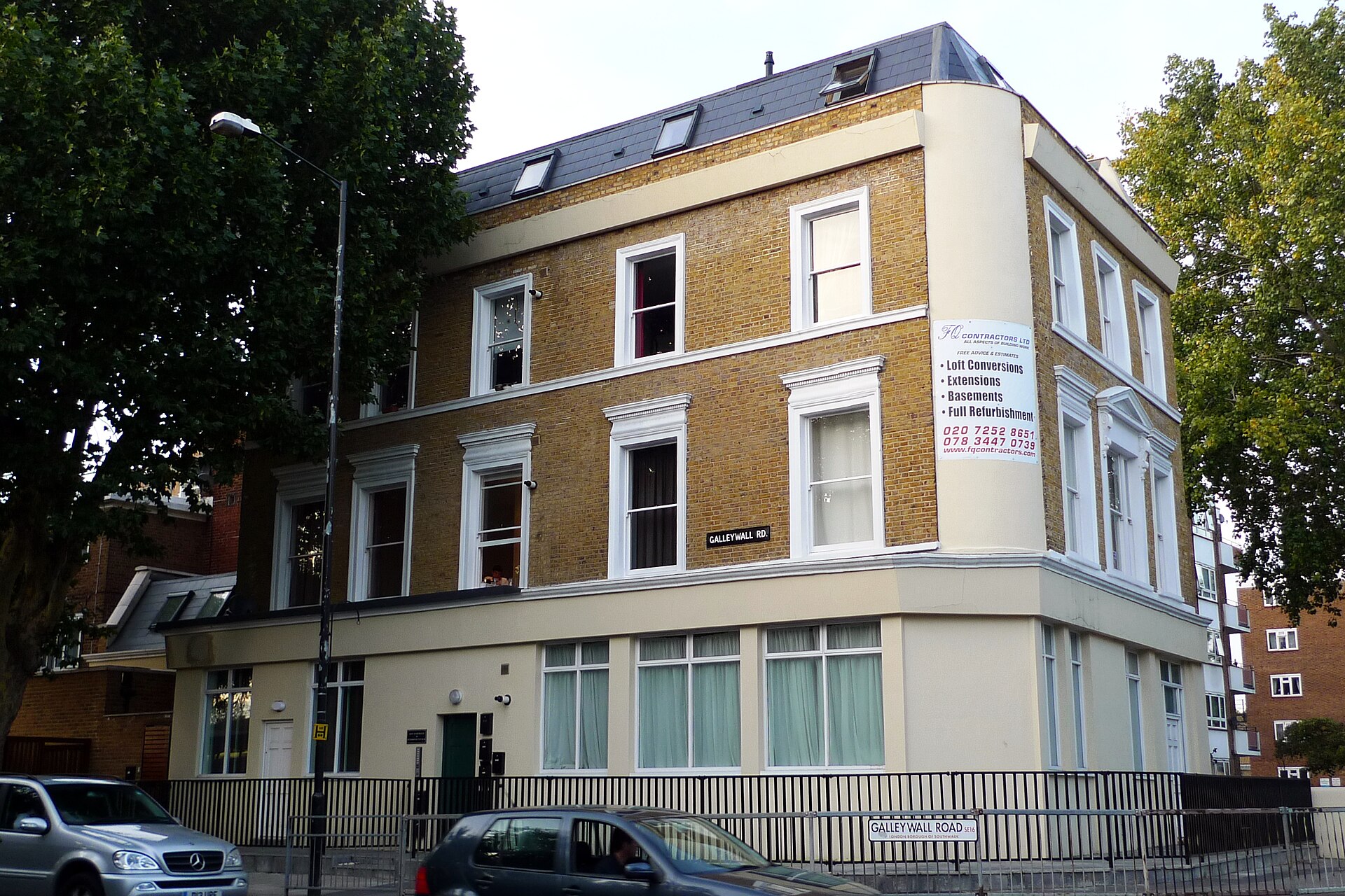 Golden Lion, Bermondsey, SE16 (6448256695).jpg · Ewan Munro from London, UK · CC BY-SA 2.0