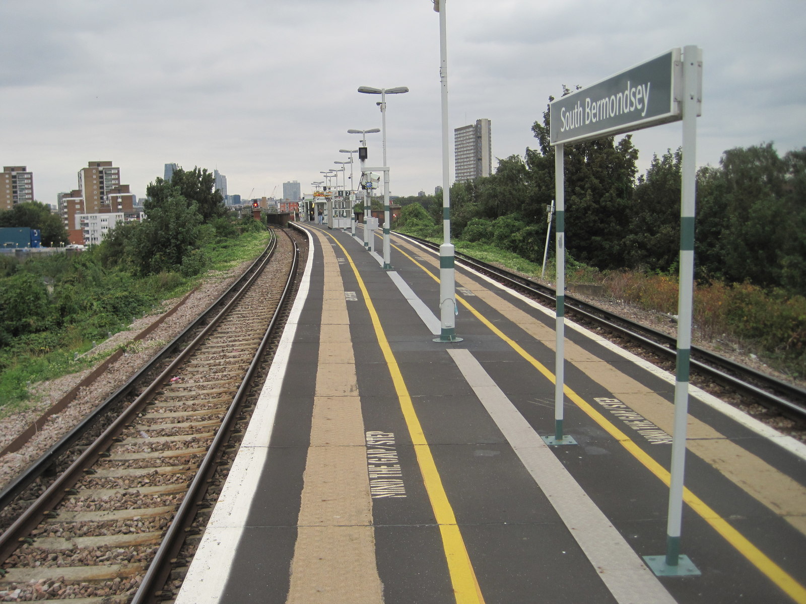 South Bermondsey railway station, Greater London - geograph.org.uk - 5189177.jpg · Nigel Thompson · CC BY-SA 2.0