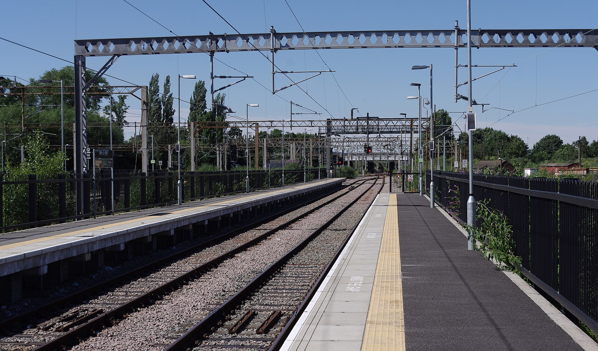 Northampton railway station MMB 01.jpg · mattbuck ( category ) · CC BY-SA 3.0