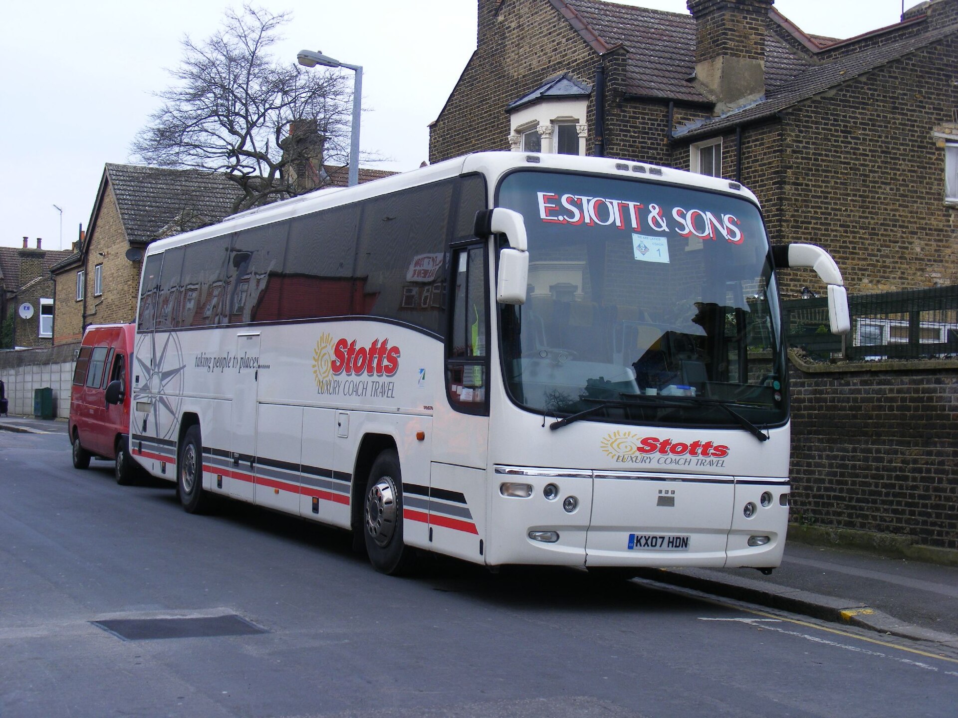 KX07HDN E Stott ^ Sons,Milnsbridge. Volvo B12M Plaxton Panther. 12 March 2011 - Flickr - sludgegulper.jpg · Felix O · CC BY-SA 2.0