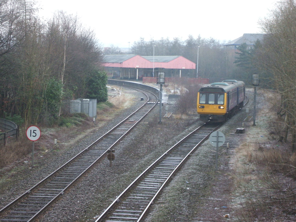 Oldham Mumps railway station, Greater Manchester (geograph 3795244).jpg · Nigel Thompson · CC BY-SA 2.0