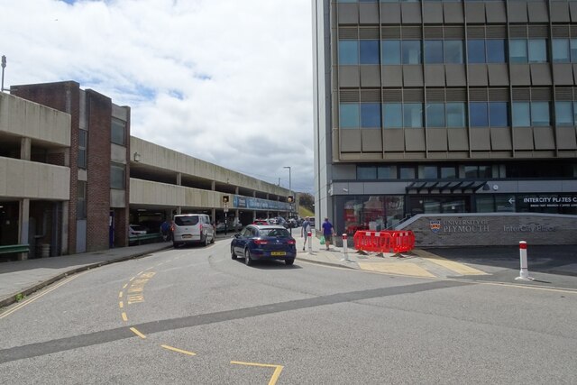 Plymouth railway station dropoff · DS Pugh · CC BY-SA 2.0