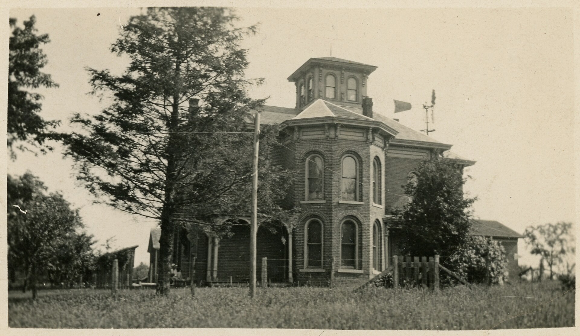 Residence of John W. Brummitt, 1906 - Center Township, Porter County, Indiana (52752228437).jpg · Steve Shook from Moscow, Idaho, USA · CC BY 2.0