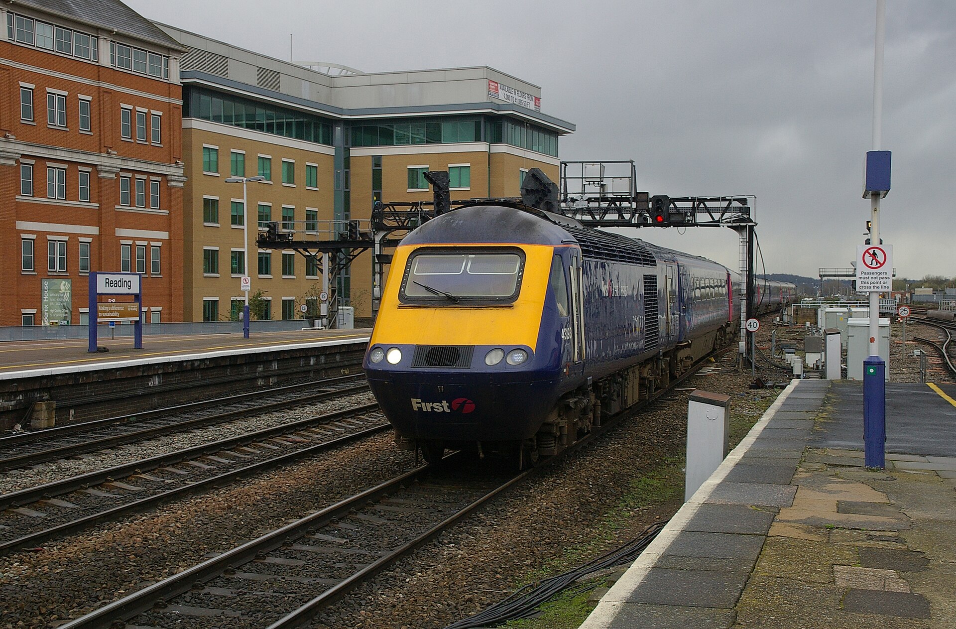 Reading railway station MMB 55 43193.jpg · mattbuck ( category ) · CC BY-SA 3.0