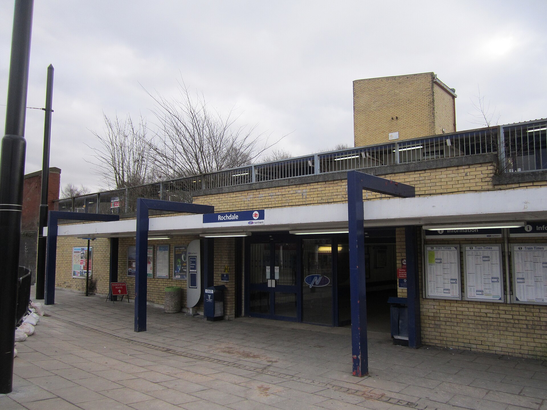 Entrance to Rochdale railway station (1).JPG · Rept0n1x · CC BY-SA 3.0
