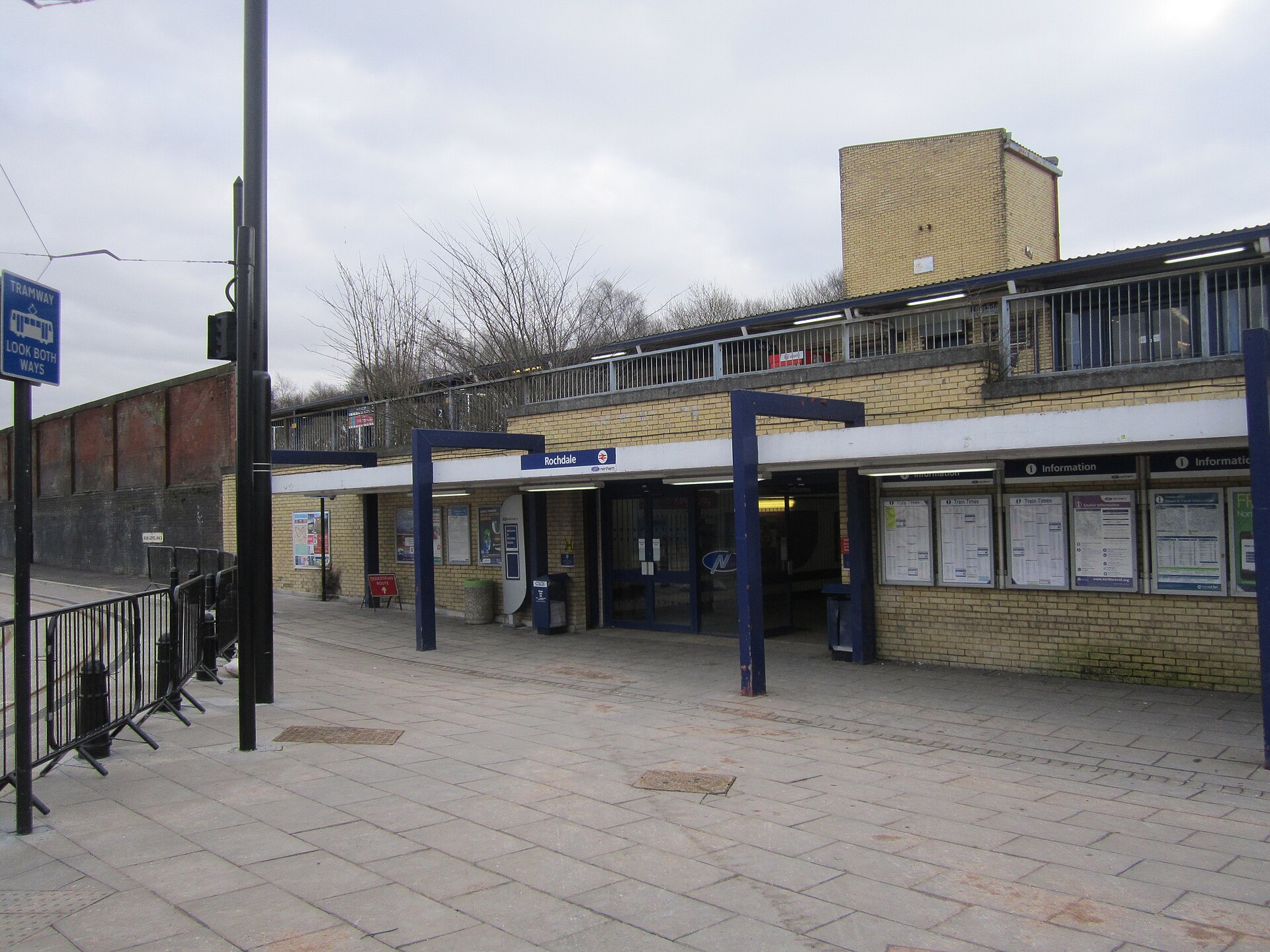 Entrance to Rochdale railway station (2).JPG · Rept0n1x · CC BY-SA 3.0
