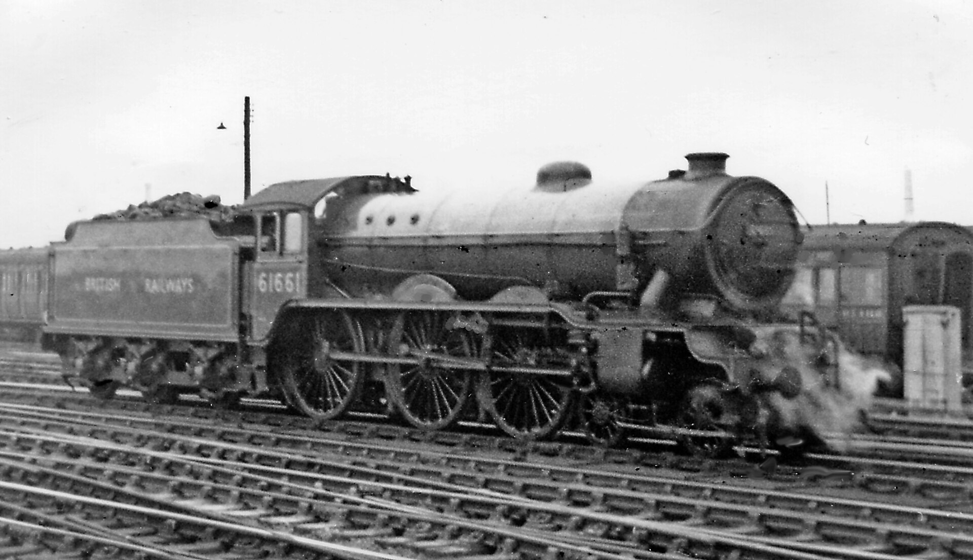 Stratford Gresley B17-4 'Footballer'geograph-2848722-by-Ben-Brooksbank.jpg · Ben Brooksbank · CC BY-SA 2.0