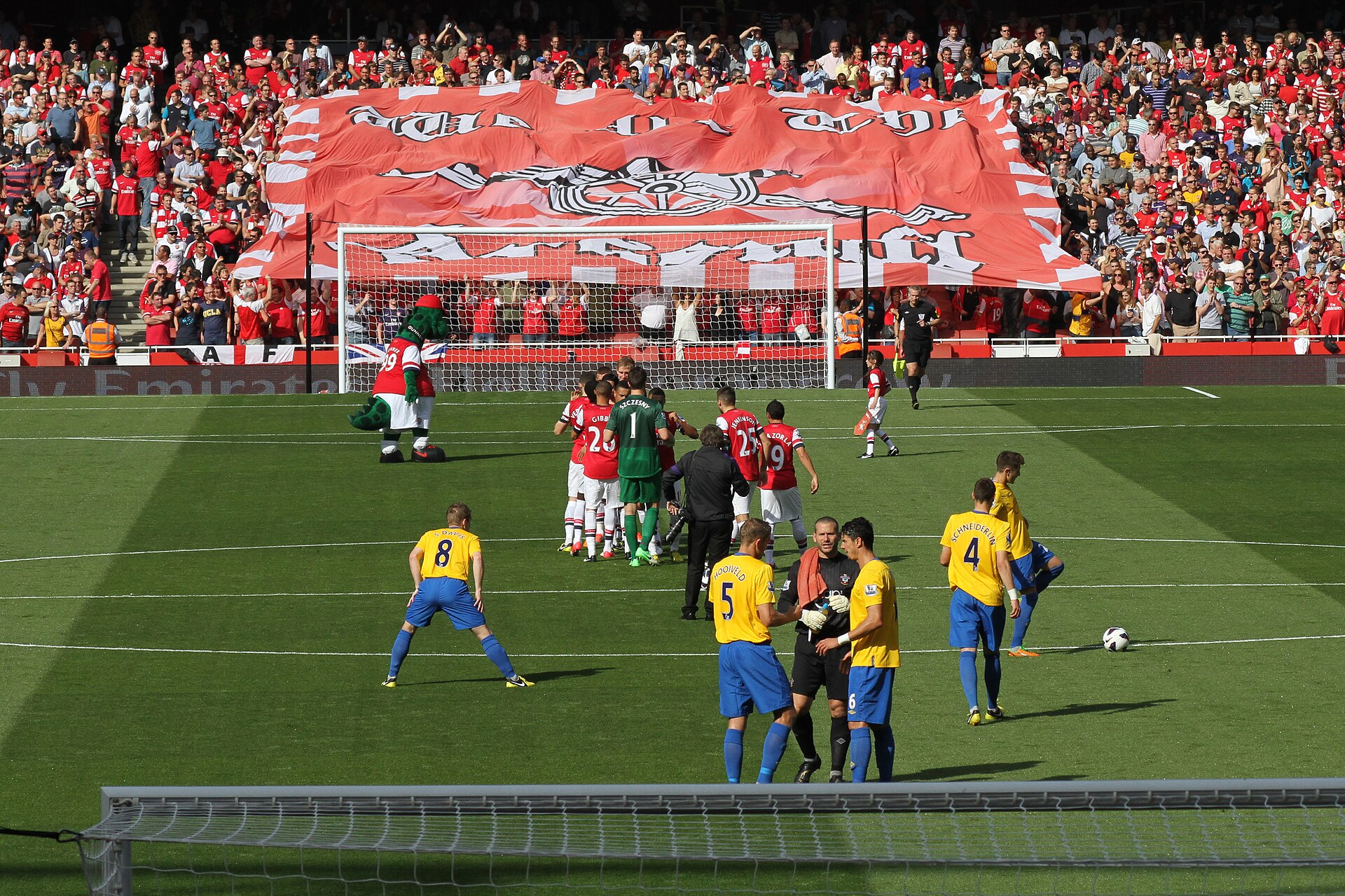 Pre kick-off 4 (8012683518).jpg · Ronnie Macdonald from Chelmsford, United Kingdom · CC BY 2.0