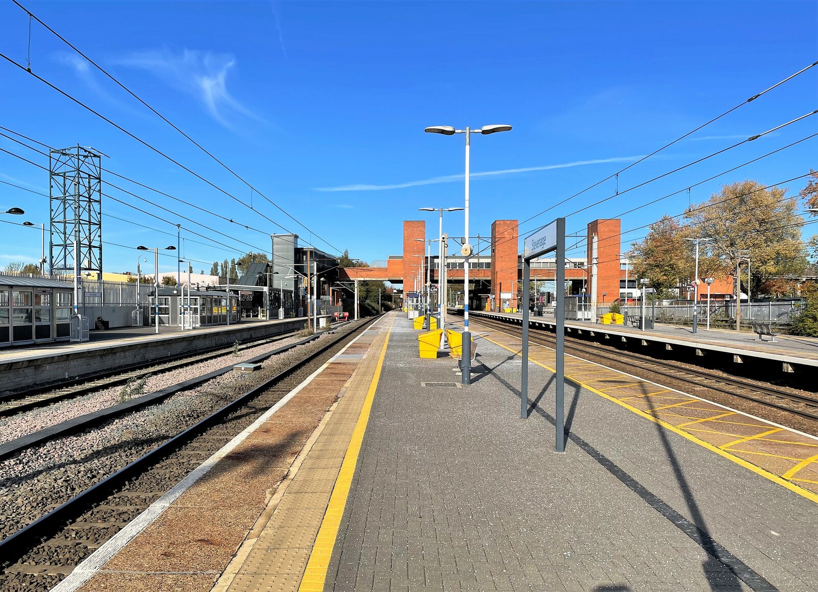 Stevenage railway station, Hertfordshire (geograph 7010681).jpg · Nigel Thompson · CC BY-SA 2.0