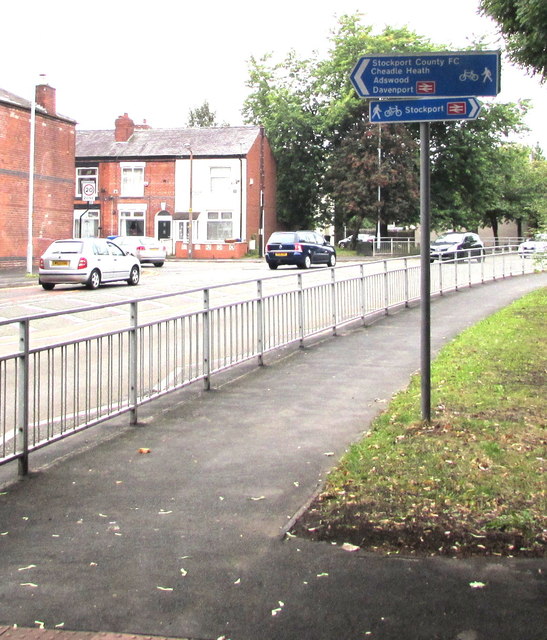 Cycle route signpost, Mercian Way, Stockport · Jaggery · CC BY-SA 2.0
