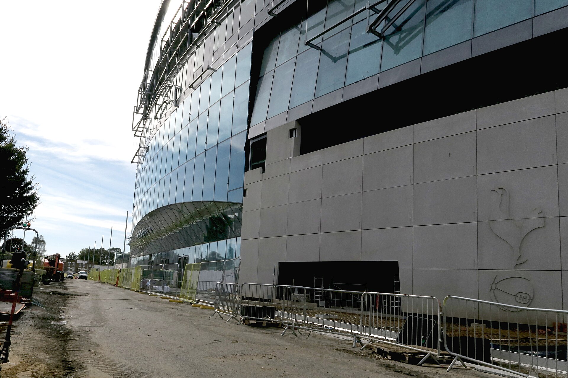 East entrance of Tottenham Hotspur Stadium - October 2018.jpg · Hzh · CC BY-SA 4.0