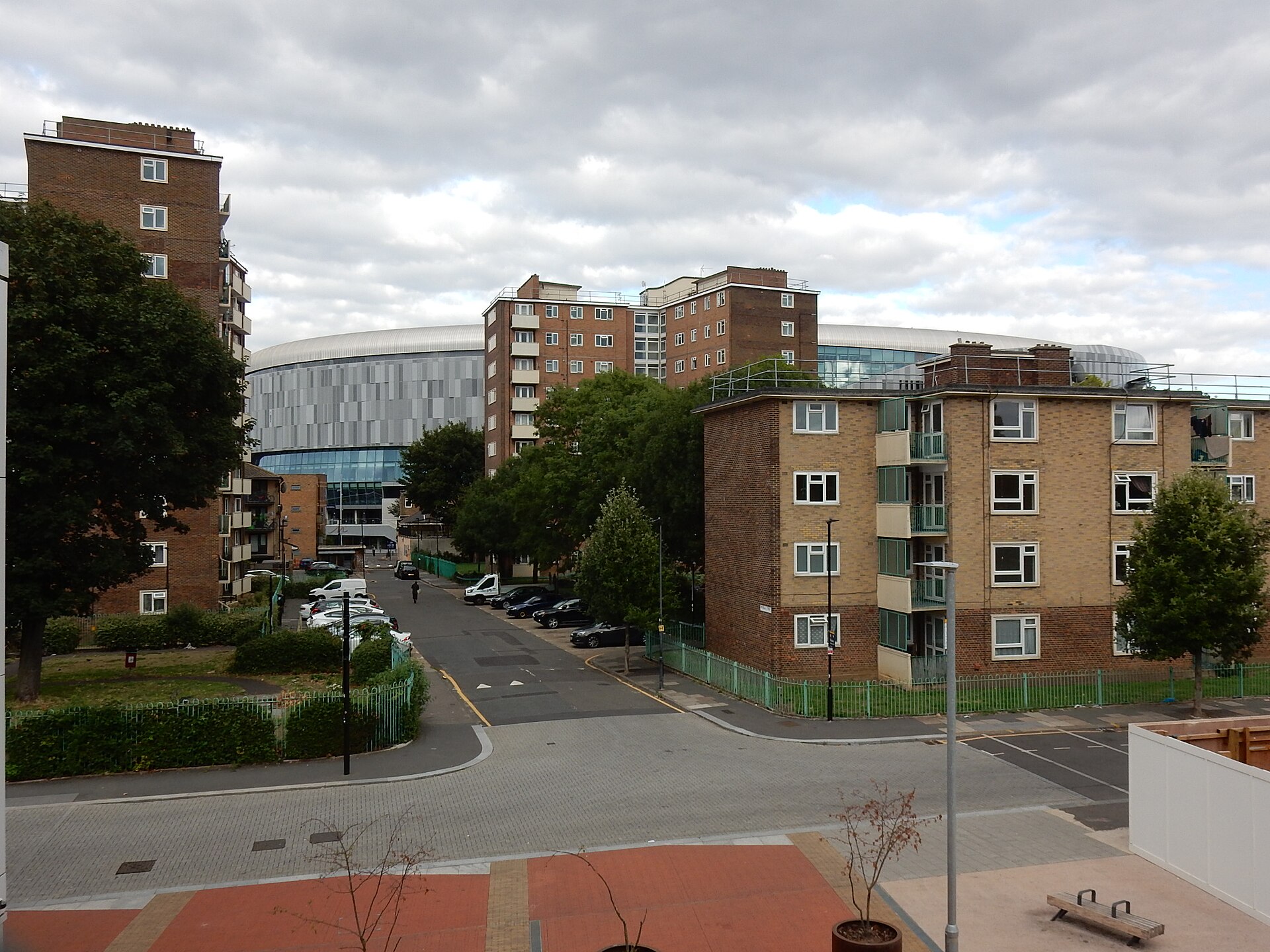 White Hart Lane stn look to Spurs stadium 2022.jpg · Sunil060902 · CC BY-SA 4.0