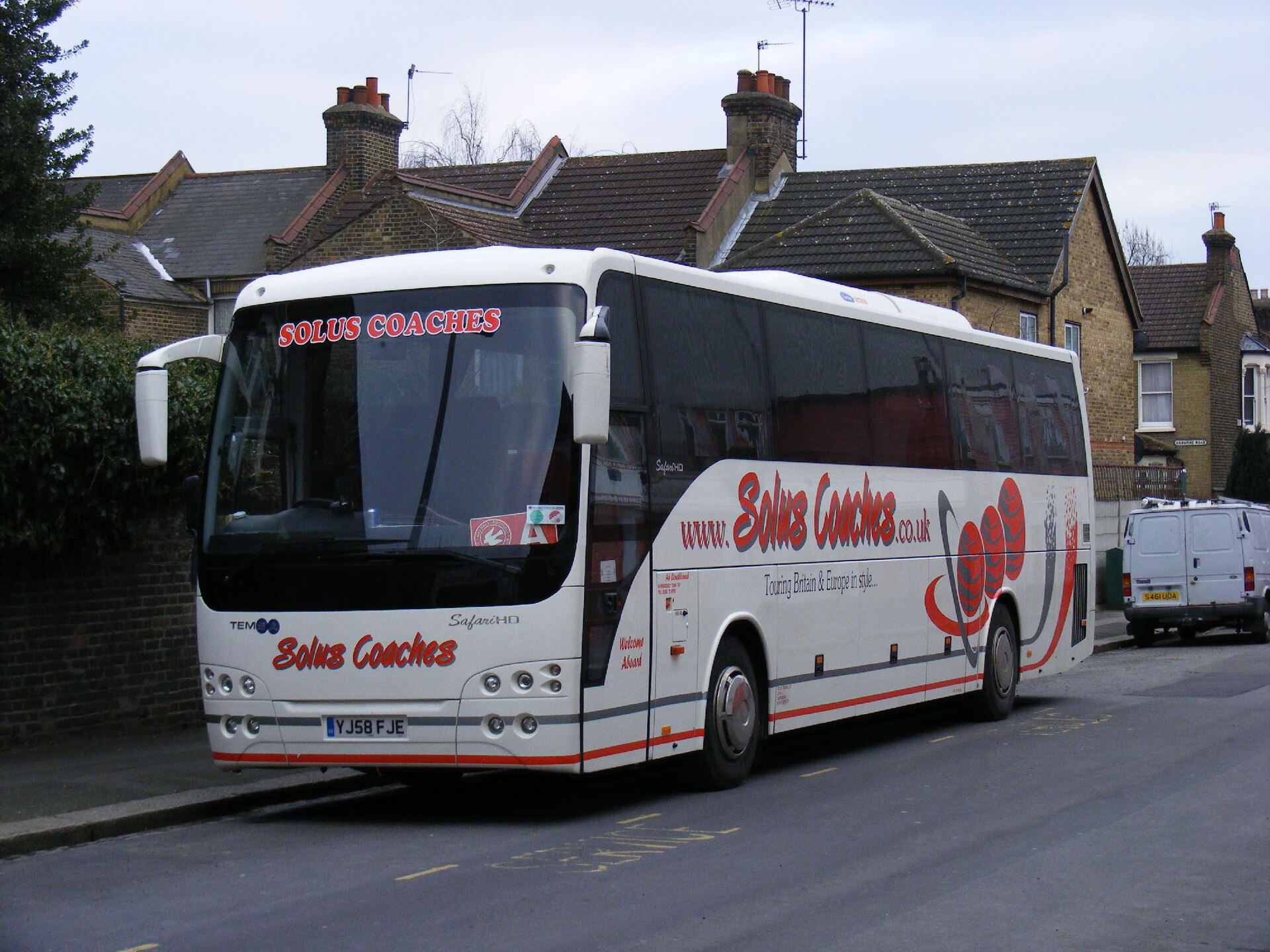 YJ58FJE Temsa Safari Coach. Solus Coaches, Tamworth Staffs. London E10 - Flickr - sludgegulper.jpg · Felix O · CC BY-SA 2.0
