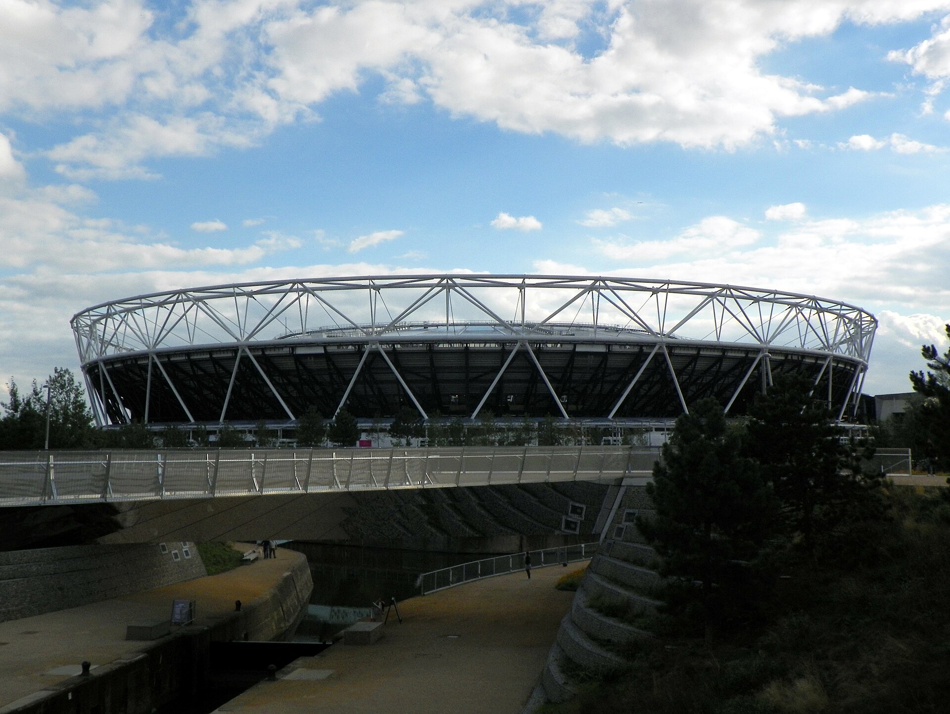 GOC Walthamstow to Stratford 225 Olympic Stadium, Queen Elizabeth Olympic Park (25804882765).jpg · Peter O'Connor aka anemoneprojectors · CC BY-SA 2.0