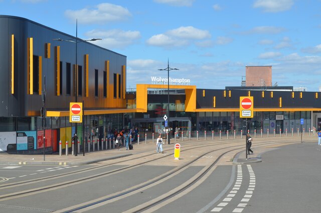 Wolverhampton railway station with tramway · Rod Grealish · CC BY-SA 2.0