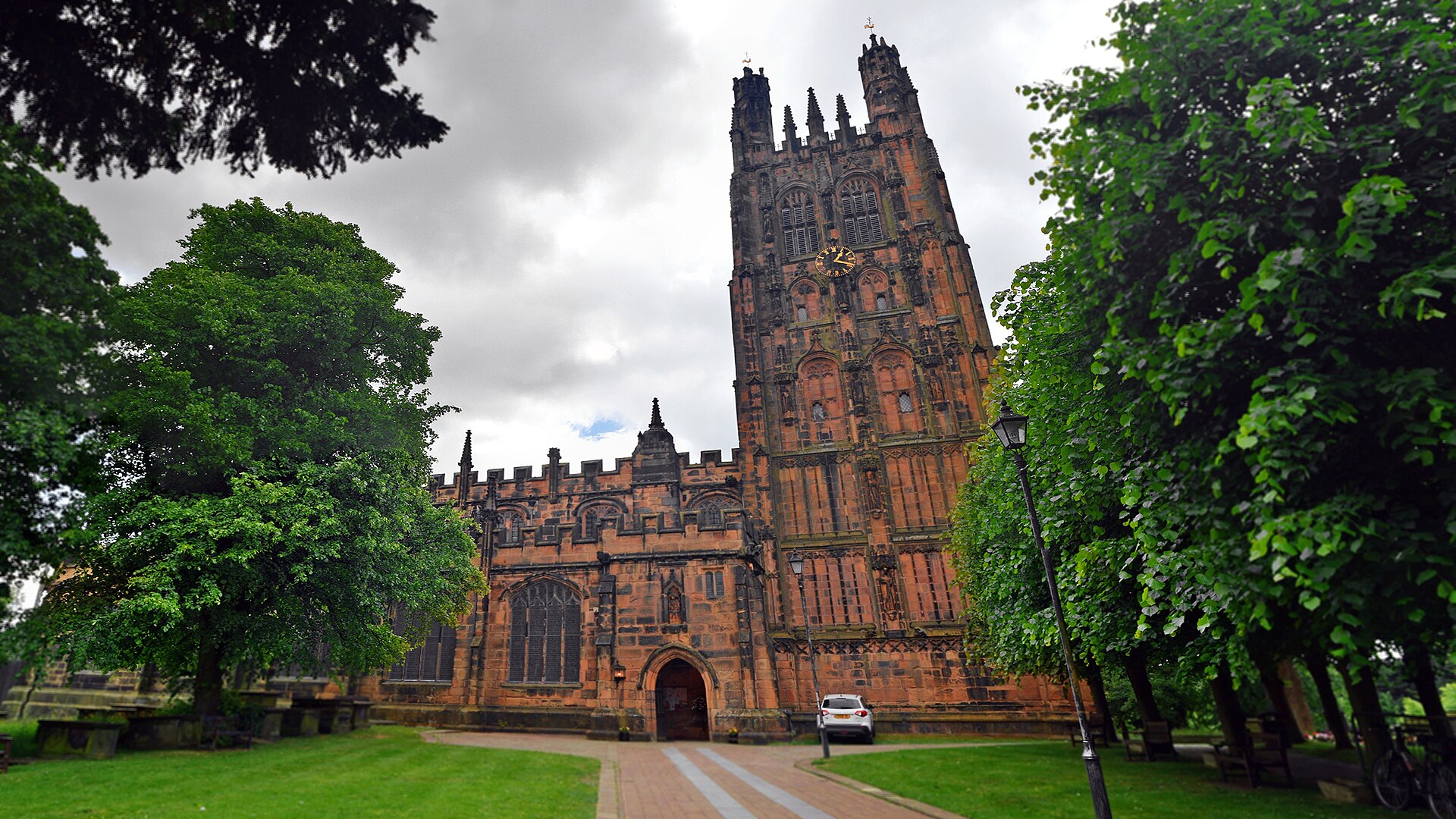 St Giles Parish Church, Wrexham.jpg · Fatih Renkligil · CC BY-SA 4.0